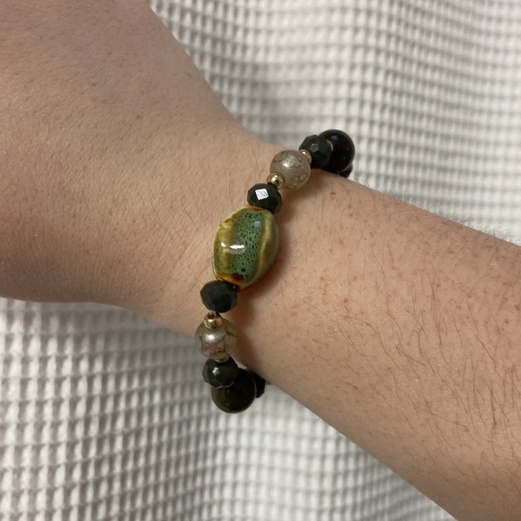 NWOT beaded summer bracelet with seashell and gold floral pendant. One size. - Picture 3 of 6